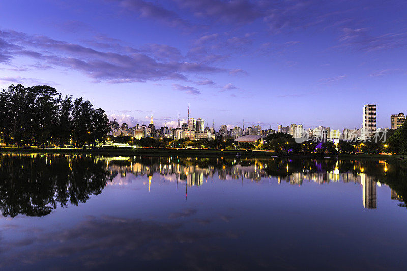 从巴西伊比拉普埃拉公园(Ibirapuera Park)可以看到圣保罗令人惊叹的美景